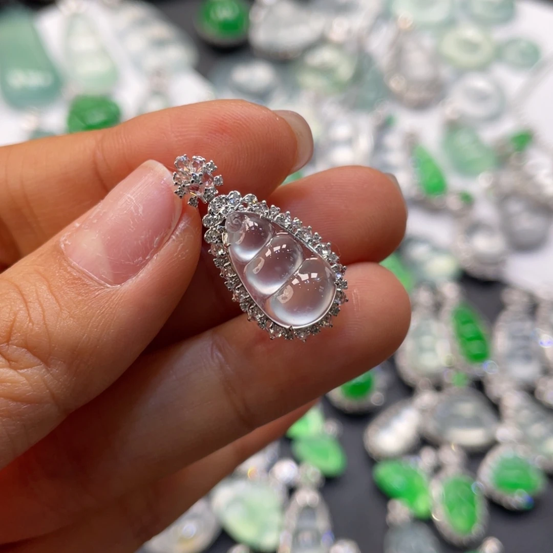 翡翠18K金镶嵌颈饰