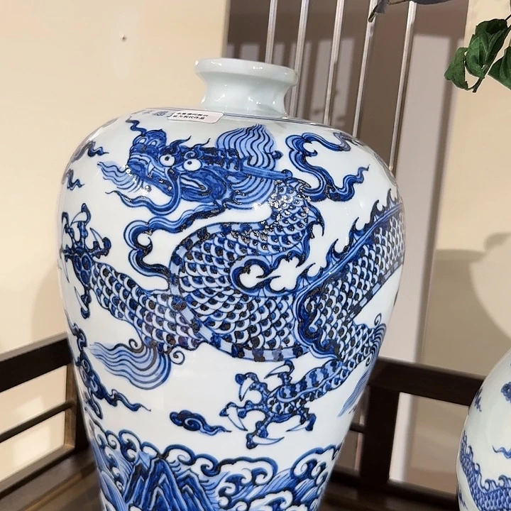 摆件宇泽堂龙纹梅瓶海水