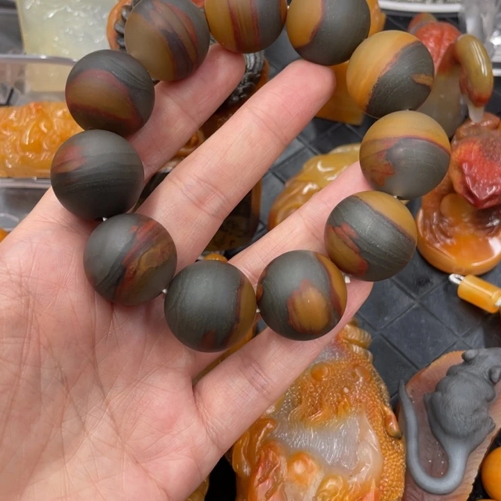 石英质玉(黄龙玉)未镶嵌颈饰