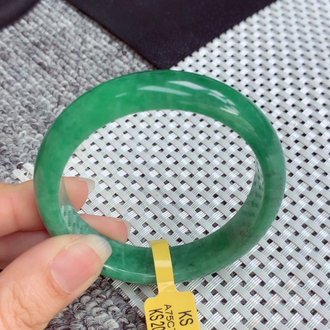 翡翠手镯未镶嵌缅甸