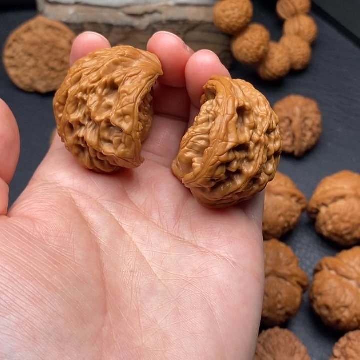 桃核把件尺寸42虎头蛇