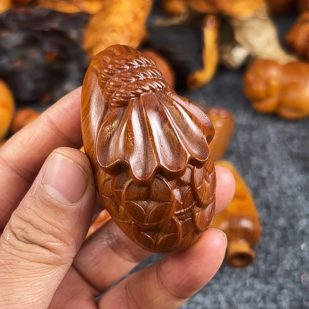 柏木太行崖柏塘心玉化手把件钱袋