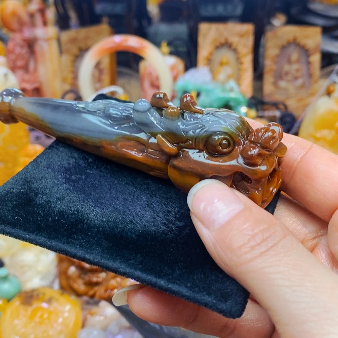 未镶嵌石英质玉（黄龙玉）颈饰