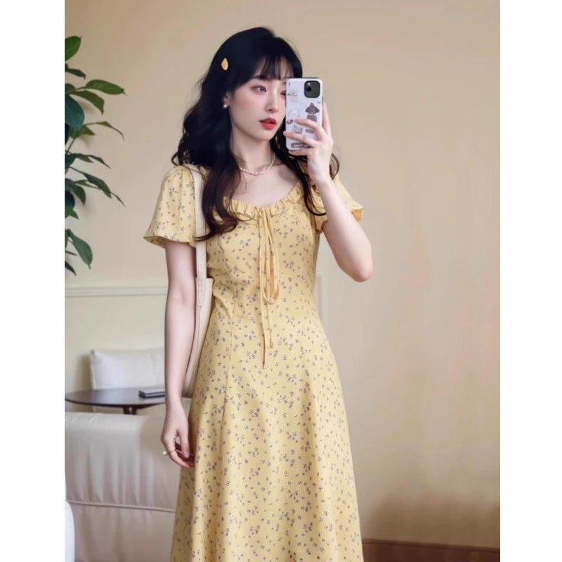 氛围感小众裙子法式复古小众设计感方领收腰显瘦泡泡袖碎花连衣裙