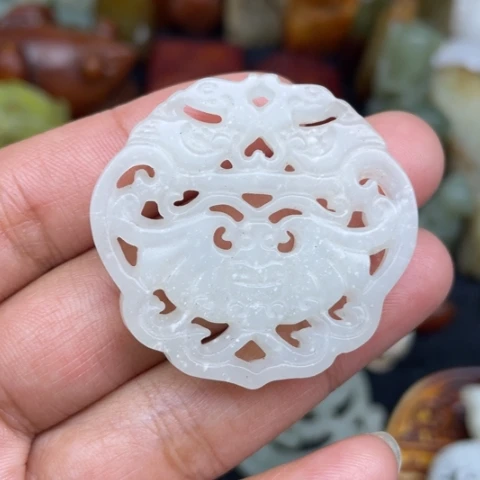 蛇纹石玉未镶嵌颈饰1