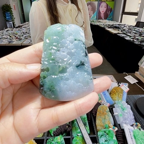 翡翠未镶嵌颈饰一个