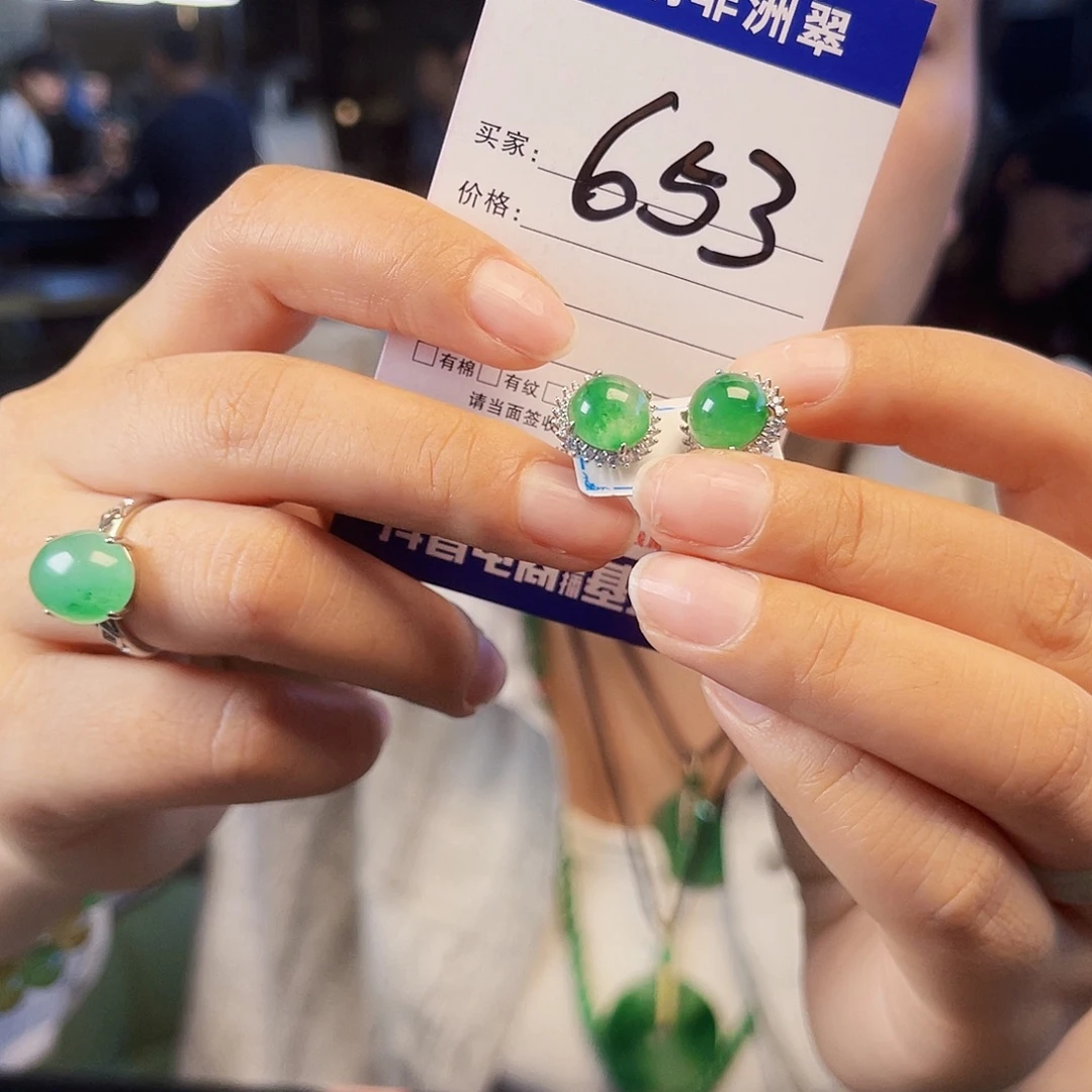 石英质玉（非洲翠）足银镶嵌耳钉