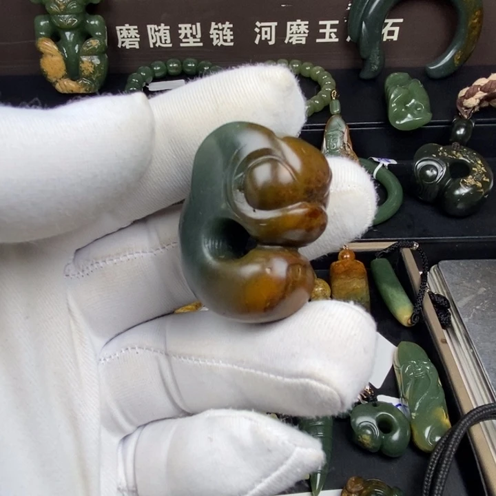 匪***镜颈饰未镶嵌岫岩河磨玉（透闪石质玉）