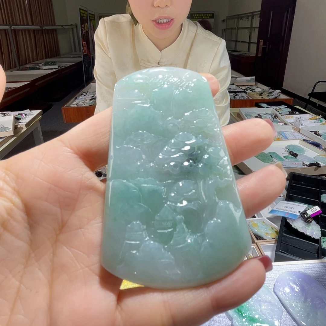 翡翠未镶嵌颈饰一个