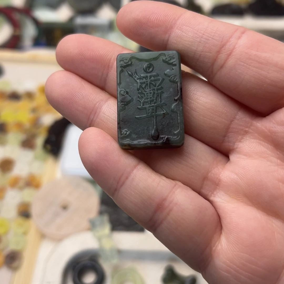 蛇纹石玉颈饰合金
