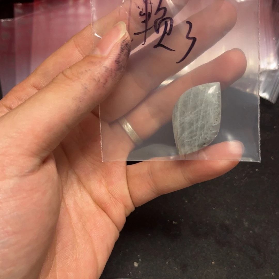 拉长石吊坠未镶嵌懒****?