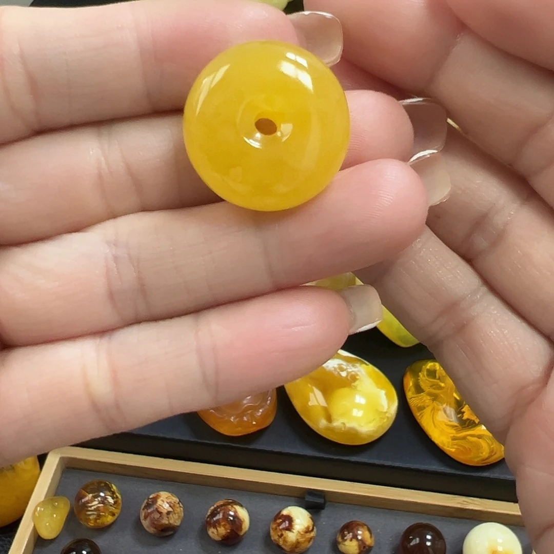 琥珀未镶嵌颈饰平安扣