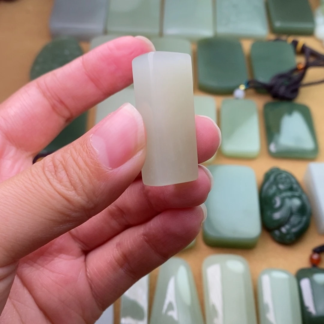 和田玉颈饰未镶嵌微包容有结构