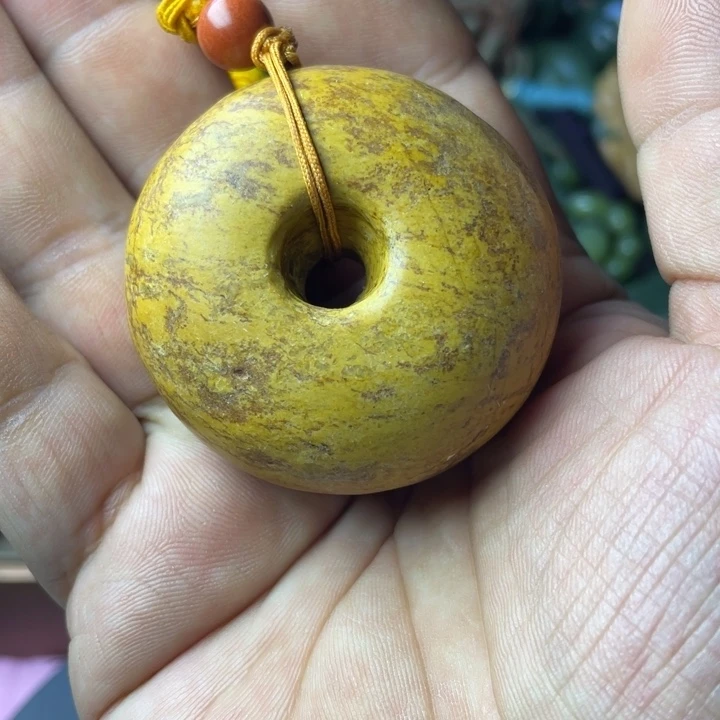 颈饰未镶嵌岫岩老玉（透闪石质玉）