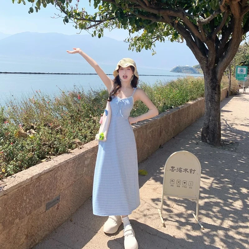 法式蓝色格子连衣裙女夏季2025新款今年流行爆款时尚吊带裙长裙子