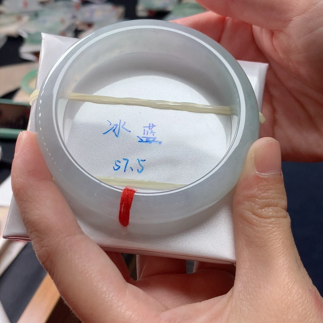 翡翠手镯未镶嵌翡翠