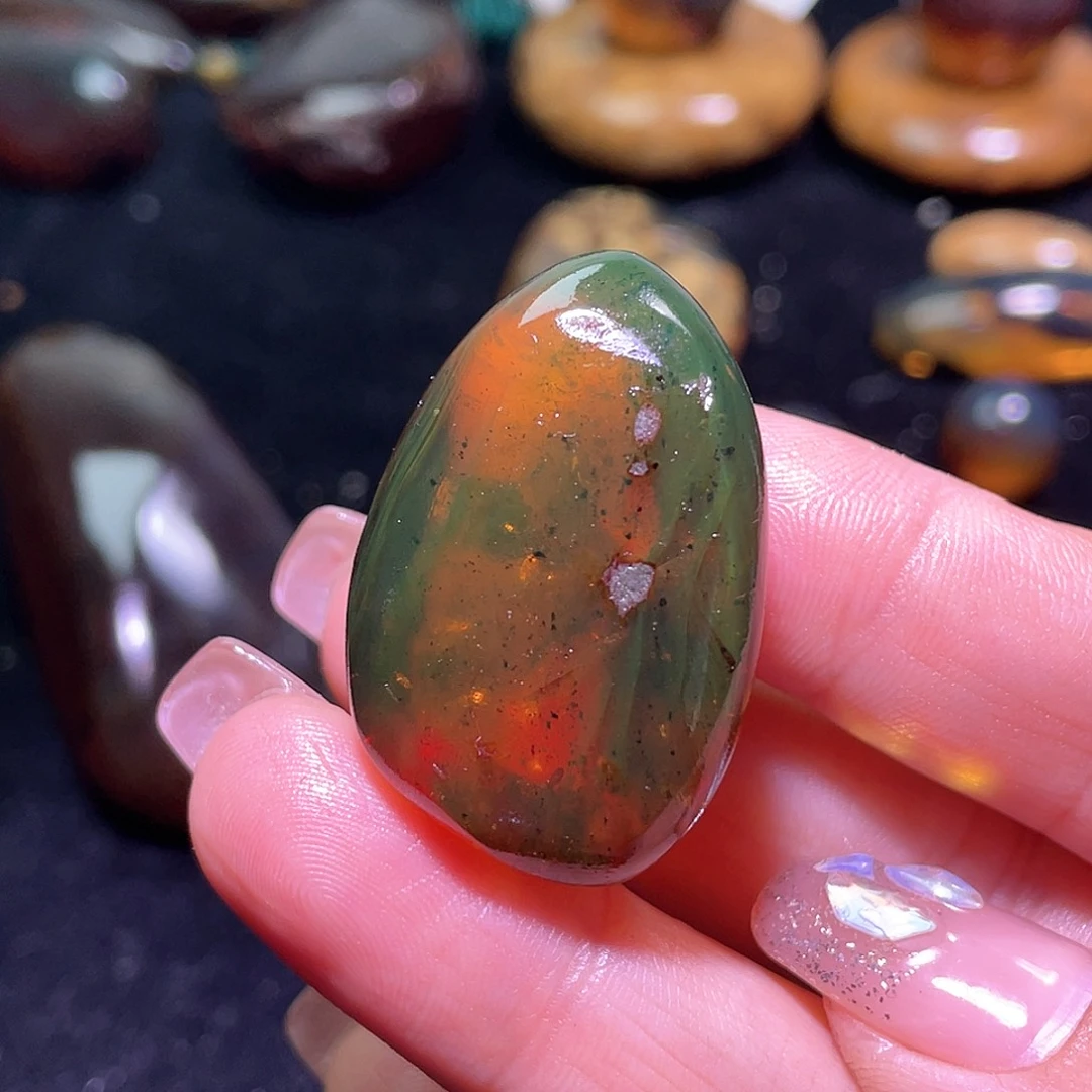 琥珀裸石未镶嵌。