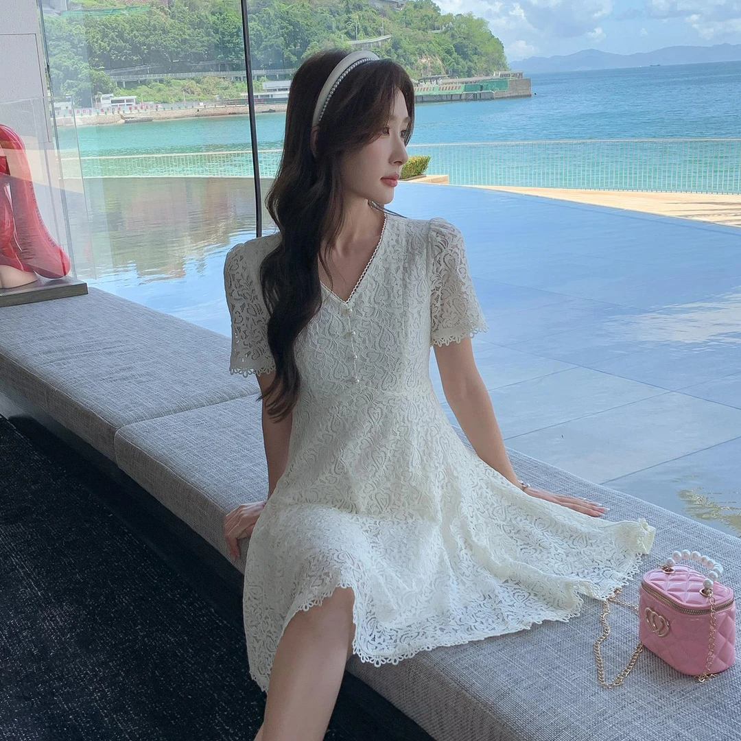 DUCURNO时尚V领连衣裙女夏季2025新款法式气质收腰钩花镂空蕾丝裙