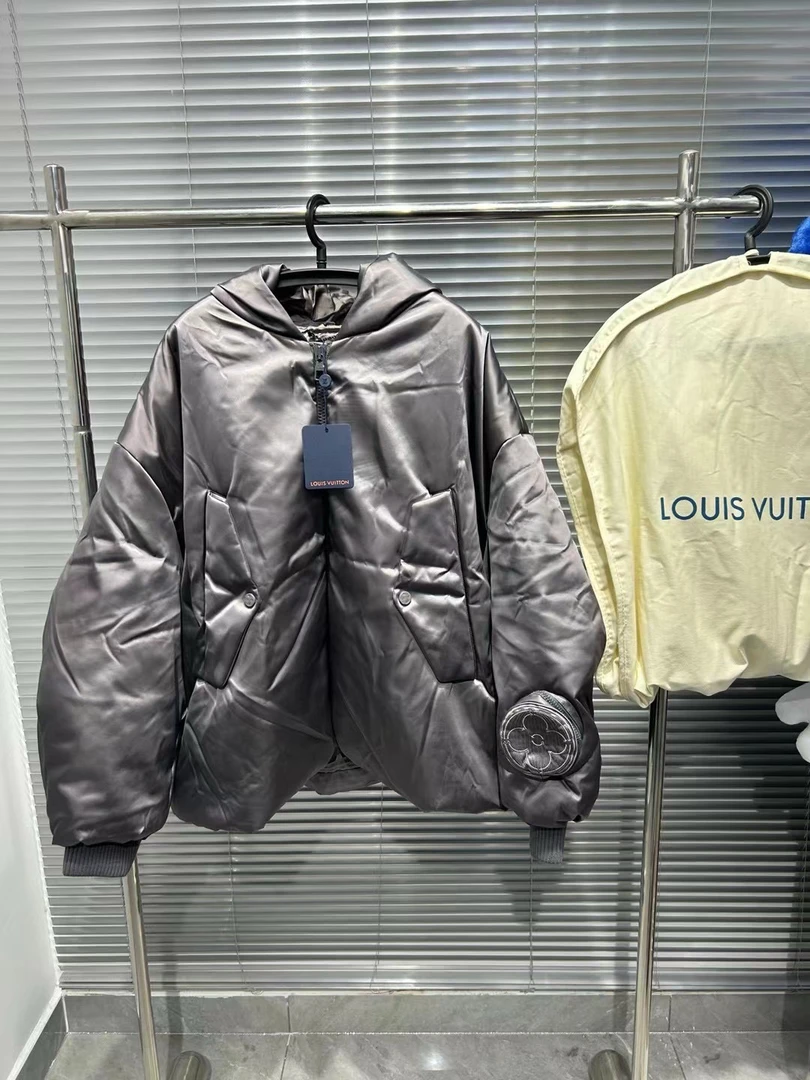 未使用 LouisVuitton/路易威登 廓大镜面银色拉链羽绒服 52码