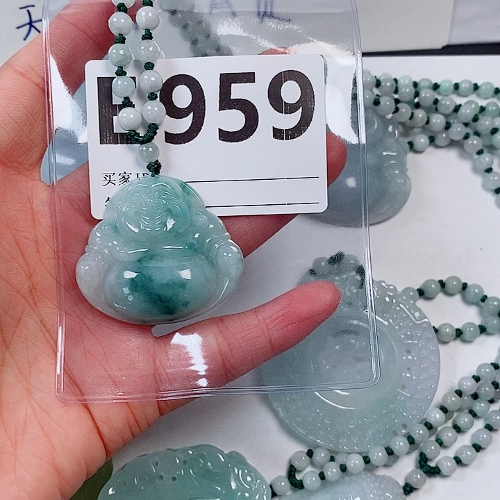 翡翠未镶嵌颈饰请****蔓天然
