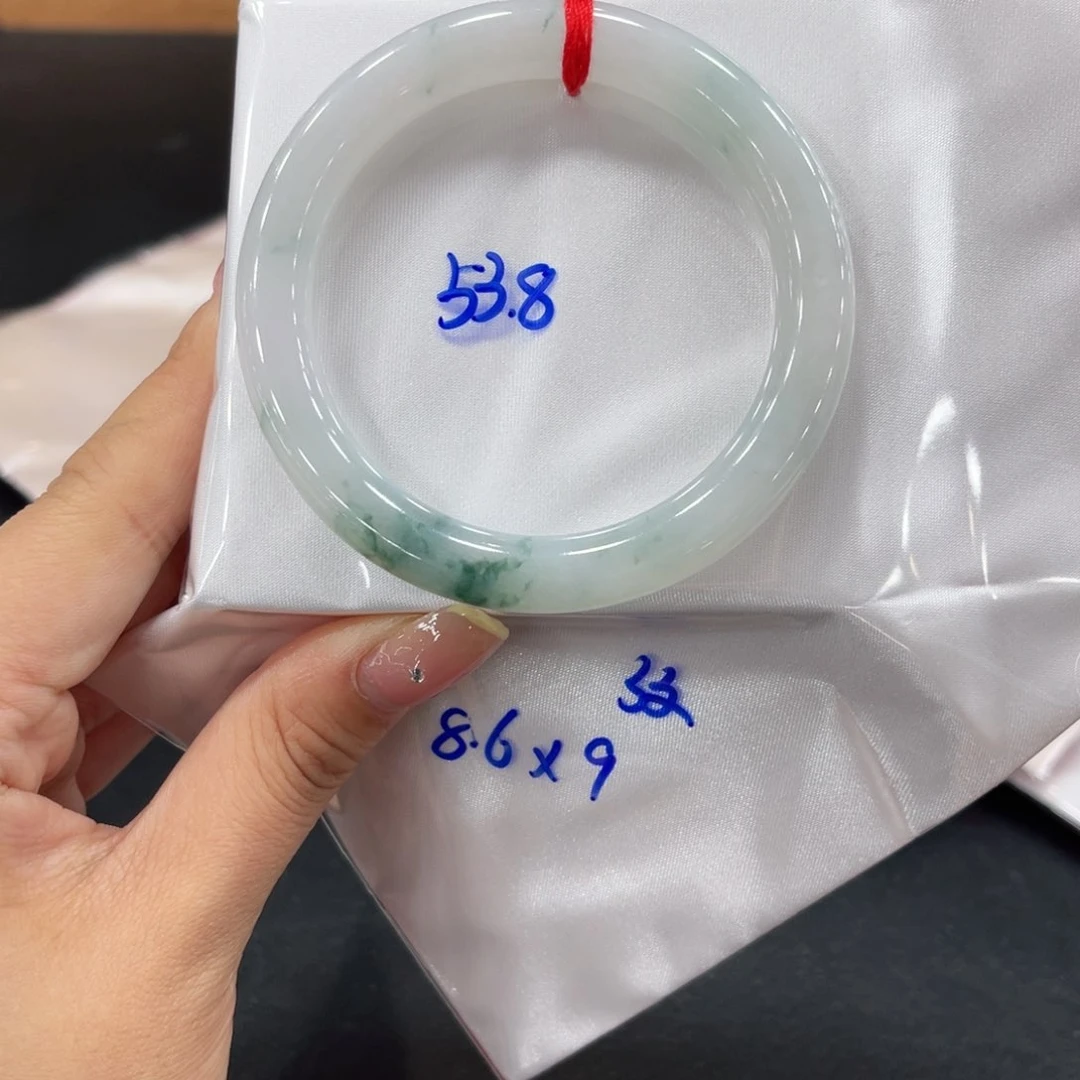 翡翠手镯未镶嵌翡翠