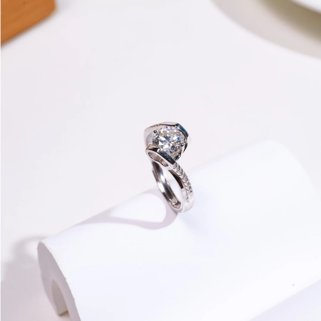 925银莫桑石戒指 莫桑石戒指带证书多样性发其一高端设计轻奢