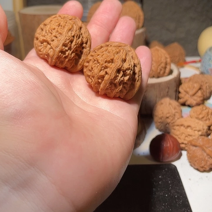 文玩核桃吊坠白狮子38