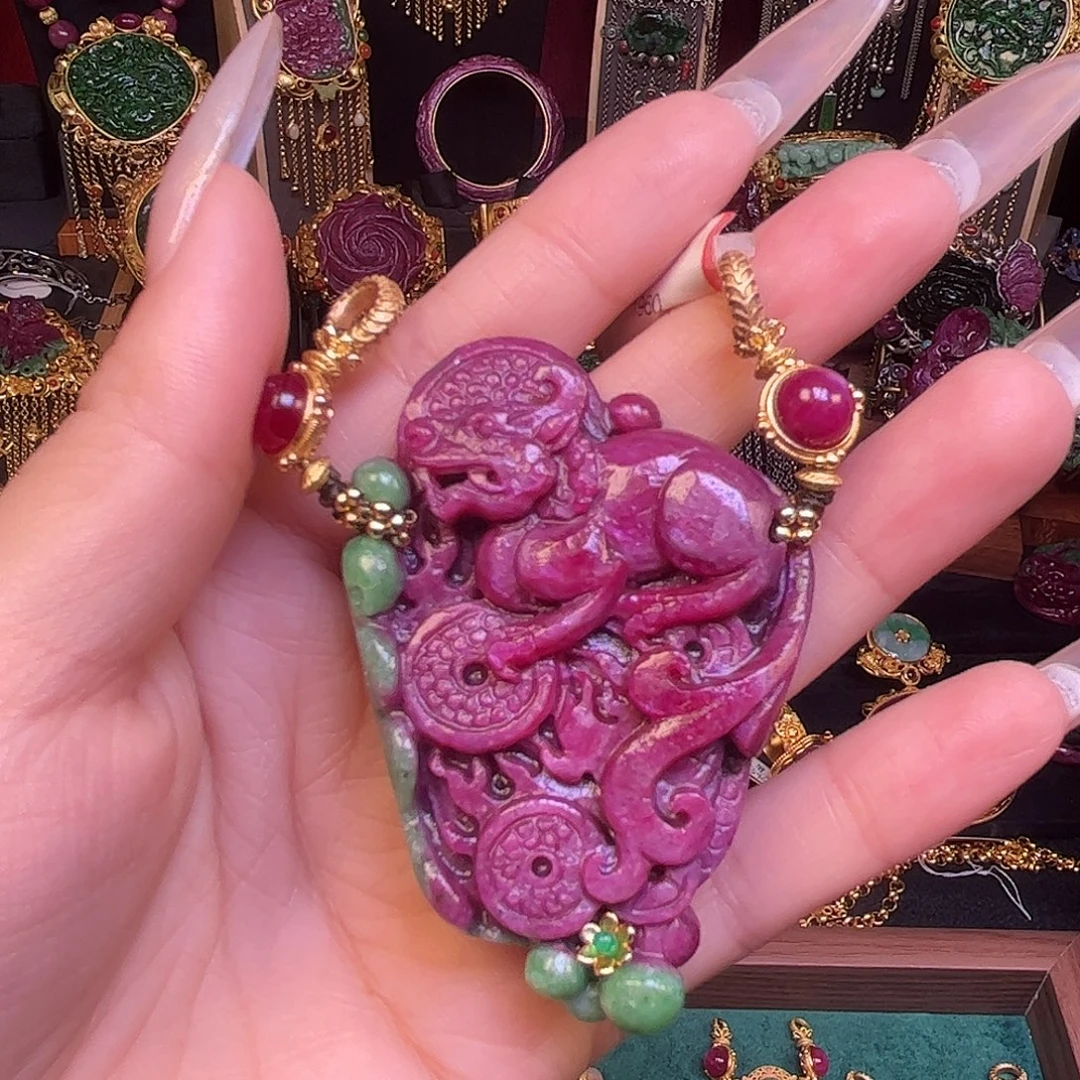 未镶嵌颈饰红宝石