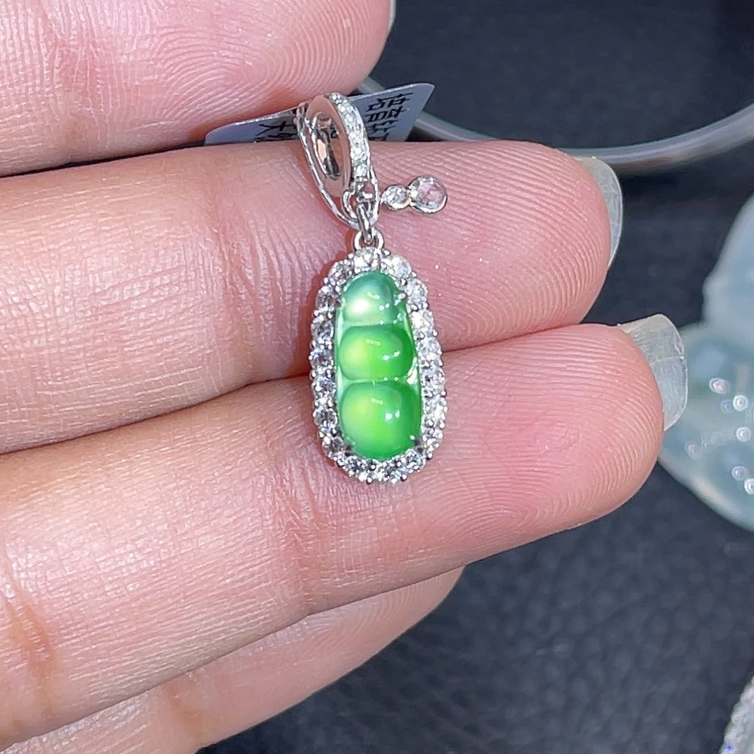 翡翠18K金镶嵌颈饰豆子