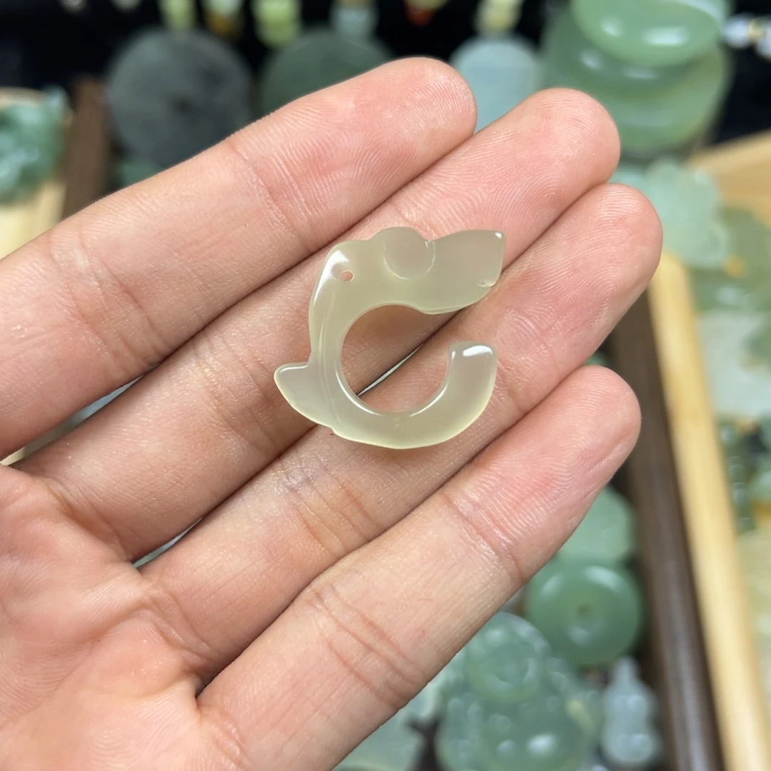 布***猫未镶嵌蛇纹石玉颈饰玉猪龙