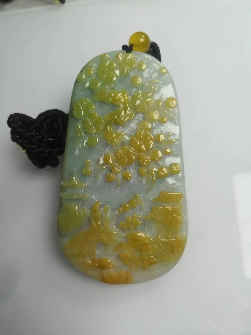 翡翠黄加绿精雕山水吊坠