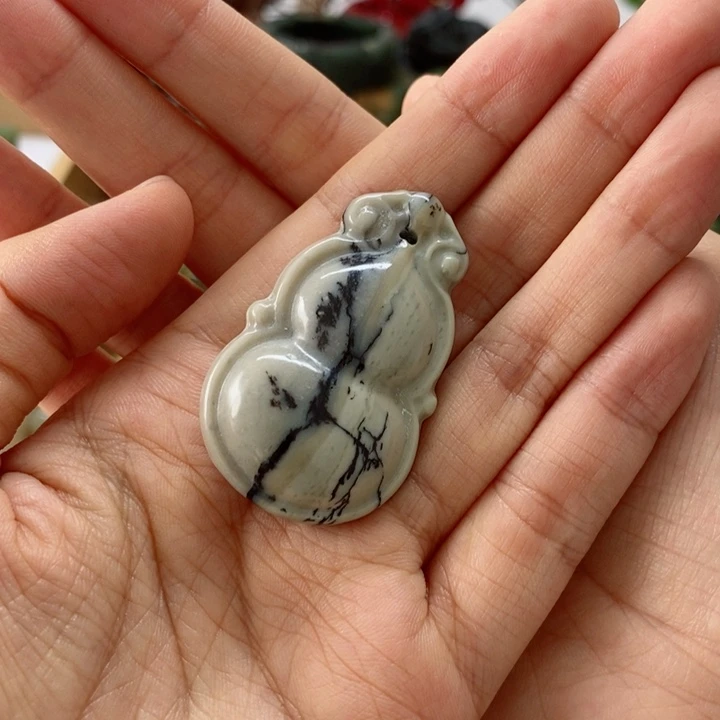 颈饰未镶嵌透闪石质玉