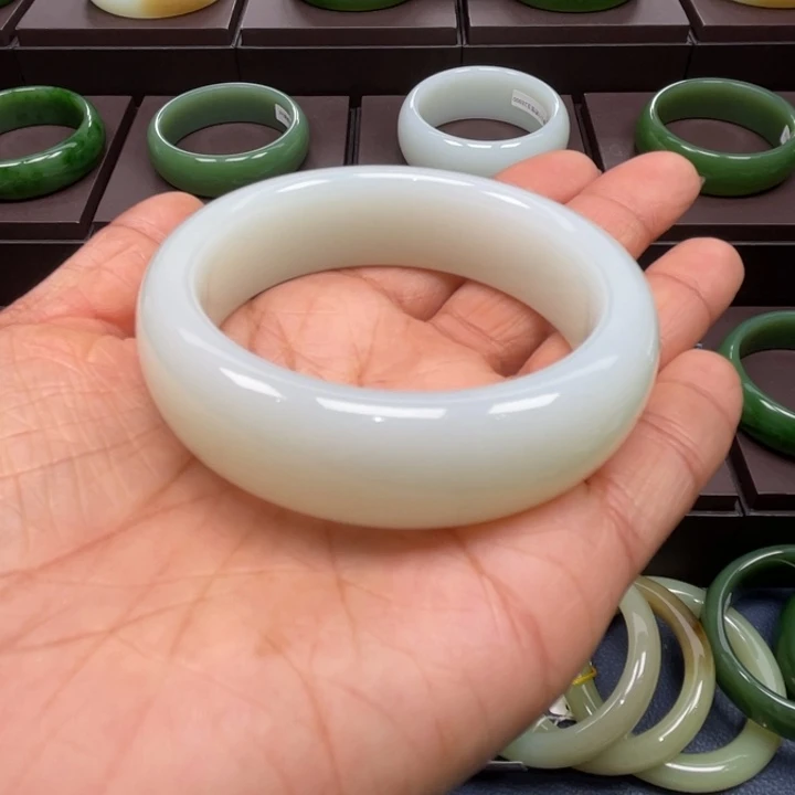 和田玉未镶嵌手镯55.56