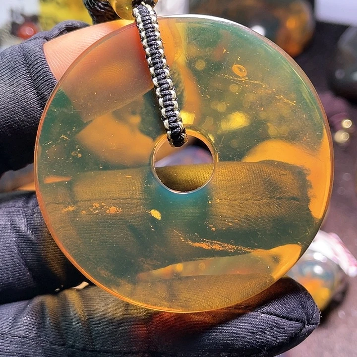 琥珀裸石未镶嵌。？