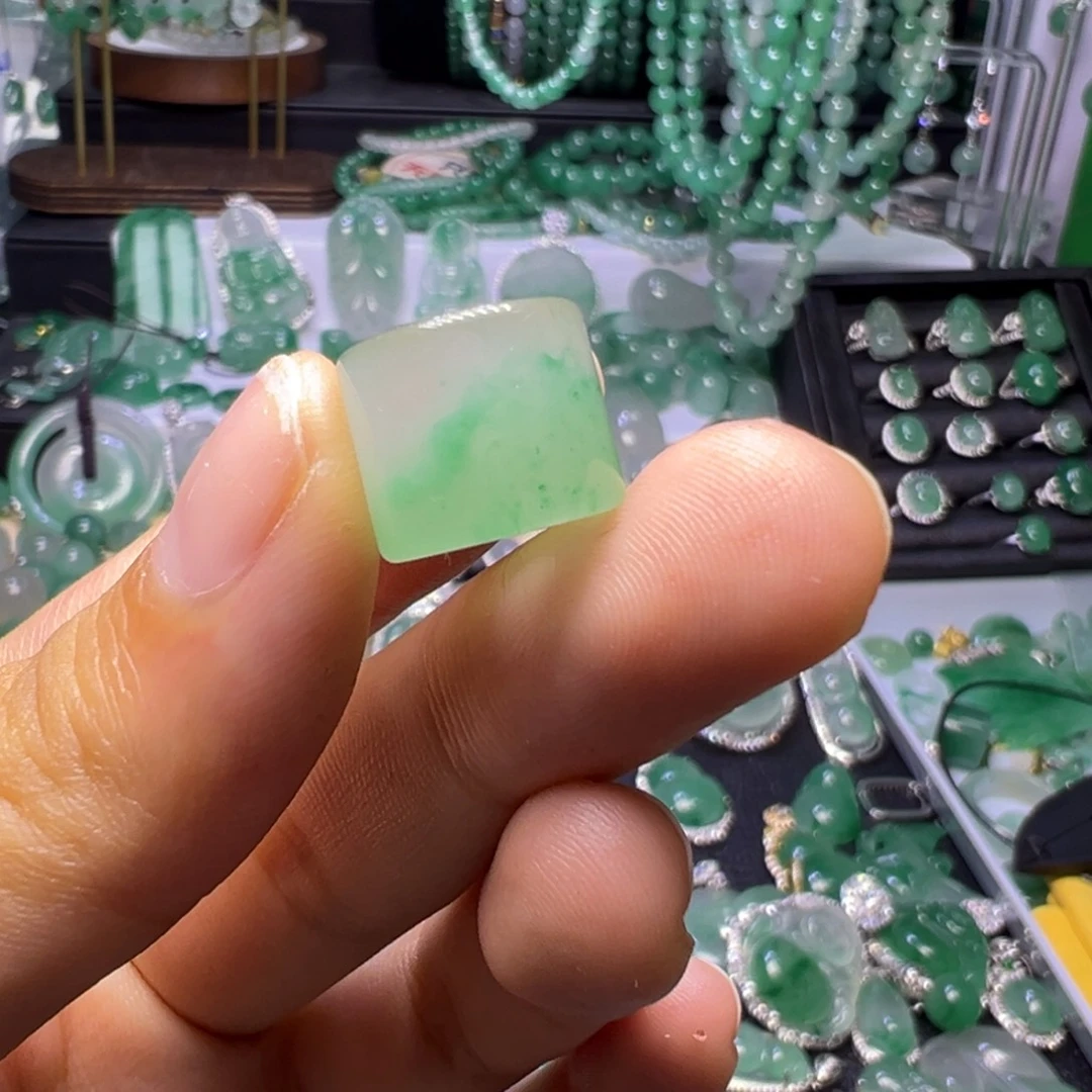 石英岩玉未镶嵌颈饰