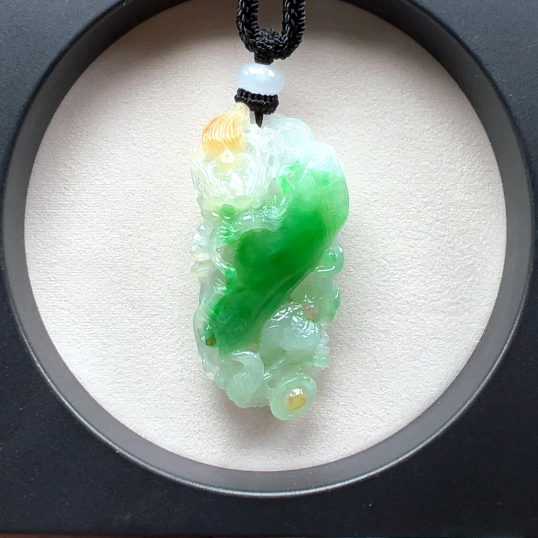 翡翠未镶嵌颈饰龙