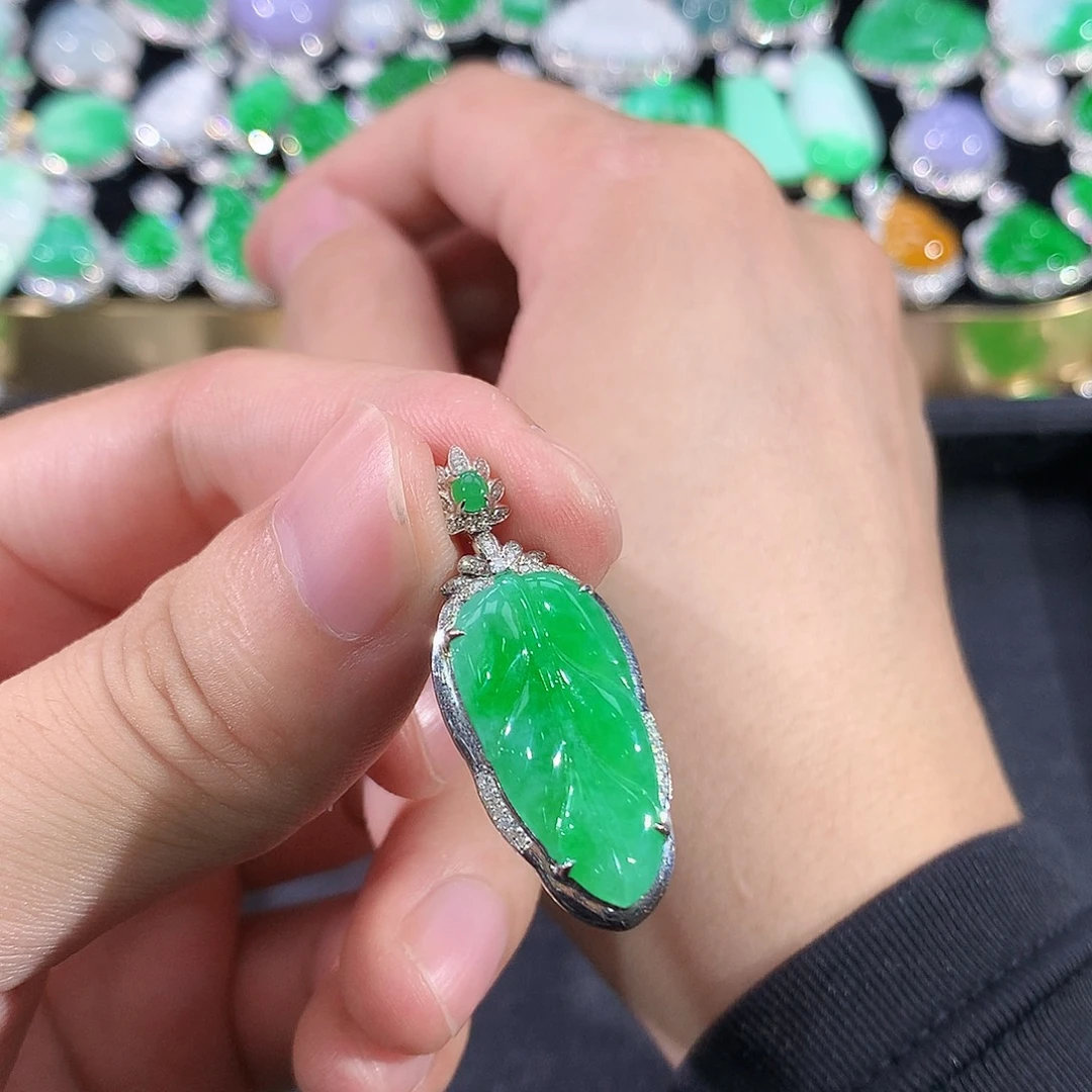 翡翠18K金镶嵌颈饰