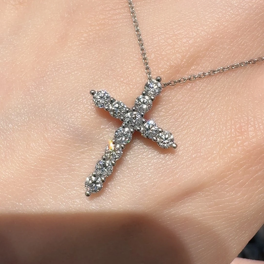 铂Pt950镶嵌实验室培育钻石颈饰十字架中