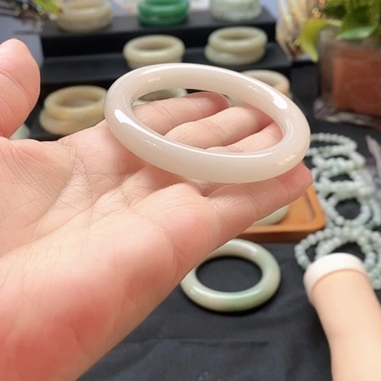 未镶嵌手镯石英质玉糖**阳