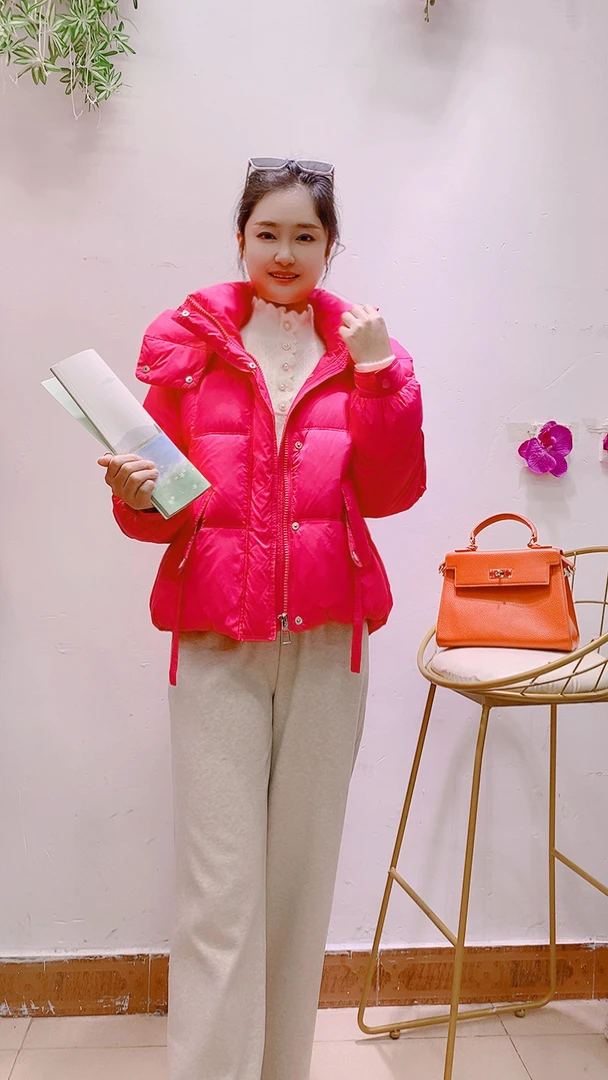 艾依筠彩新款潮流连帽显瘦显高短款百搭冬季纯色羽绒服