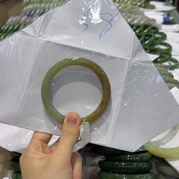 清***.和田玉未镶嵌手镯