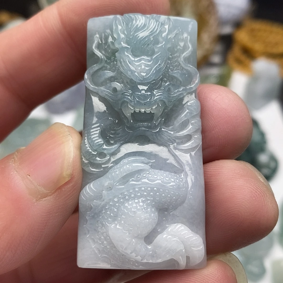 翡翠未镶嵌颈饰龙牌