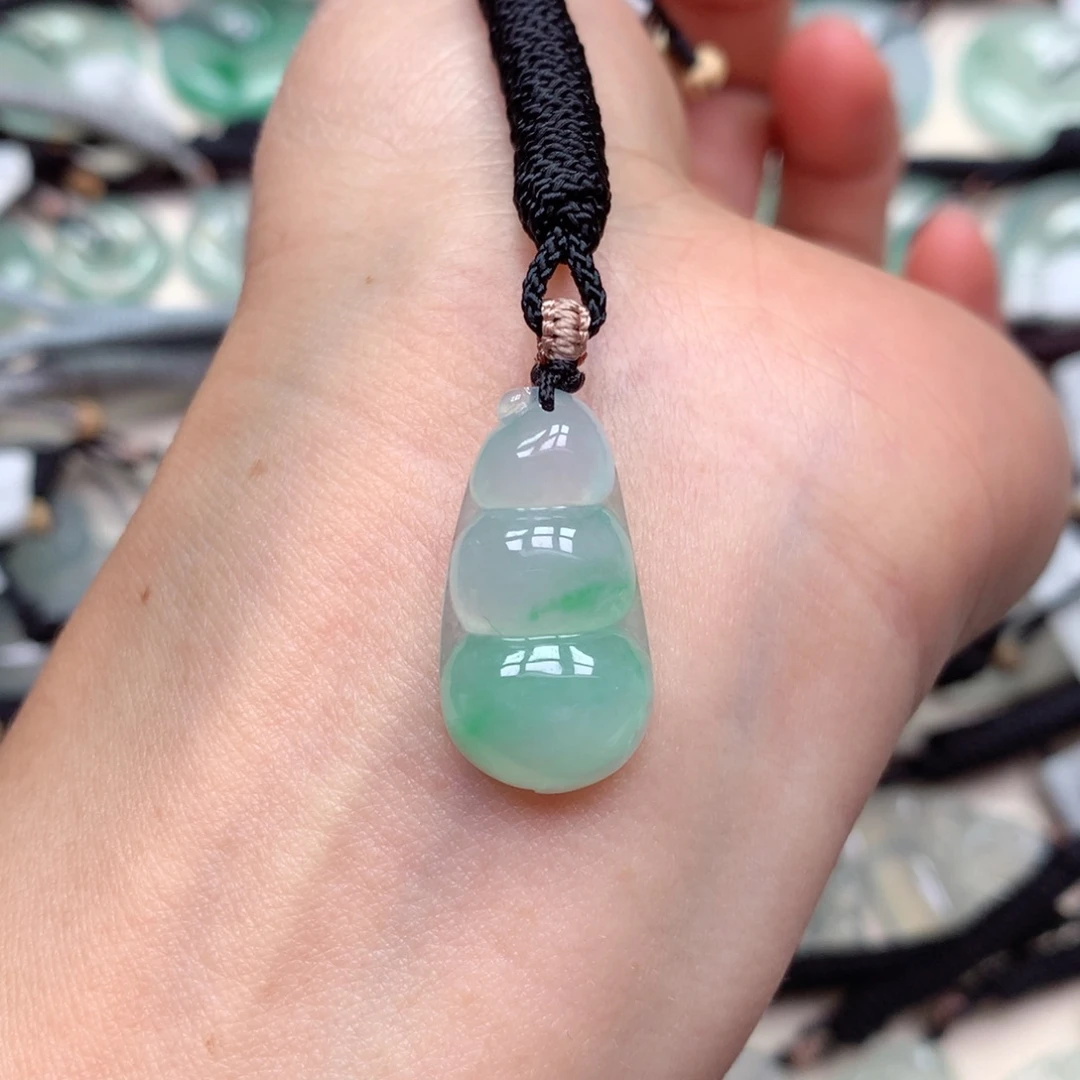 翡翠未镶嵌颈饰福豆