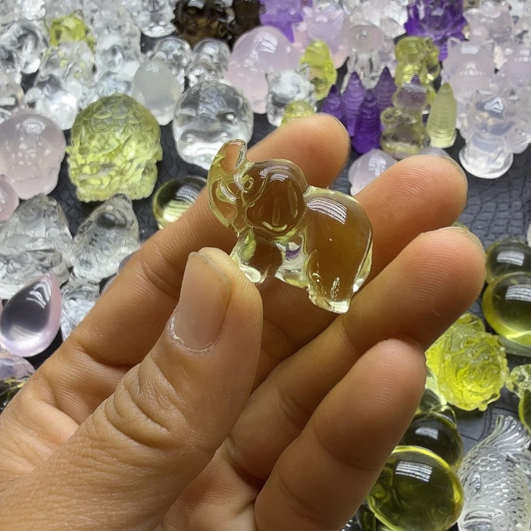 筱***骨未镶嵌水晶颈饰摆件