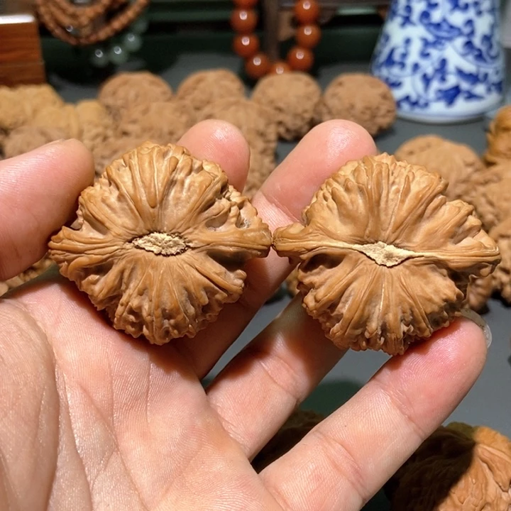 桃核把件馒*头白狮子核桃