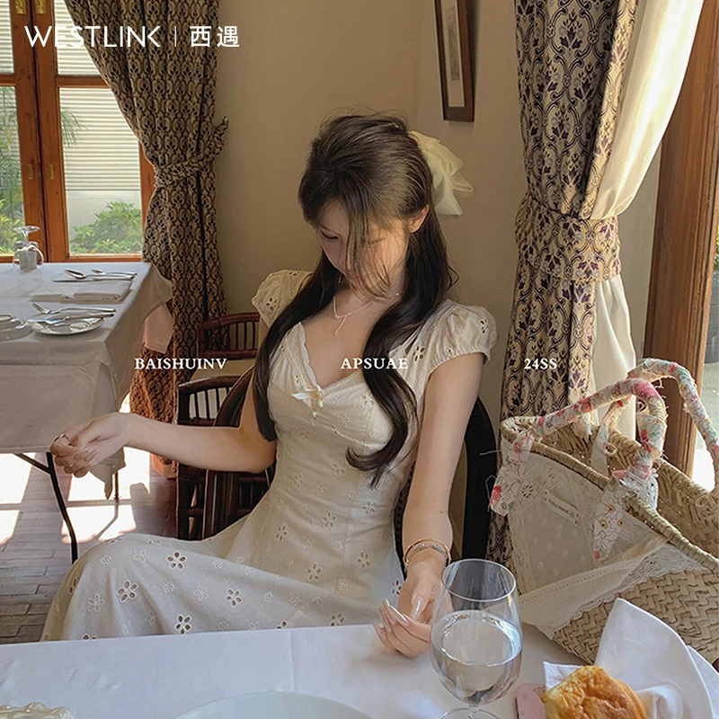 西遇法式V领连衣裙女2025年夏季新款温柔风花朵镂空蕾丝拼接长裙