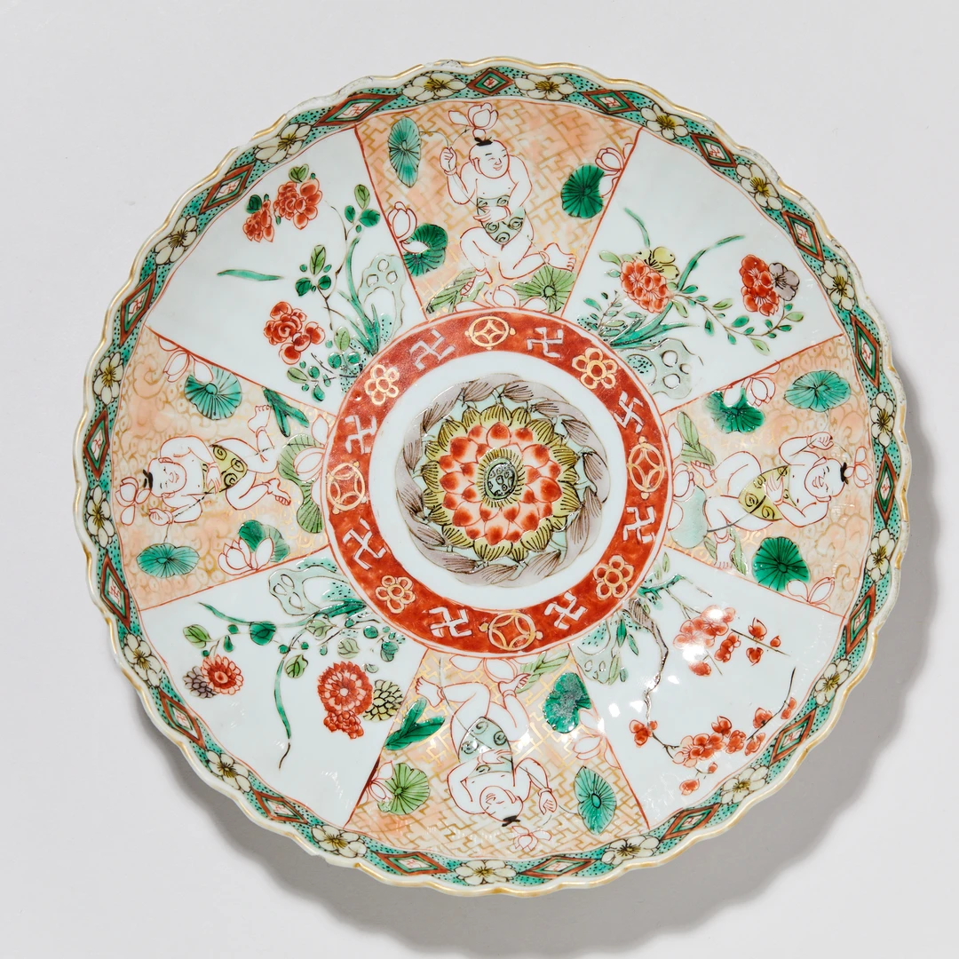 3357清康熙五彩持莲童子图花口盘【古董拍卖】