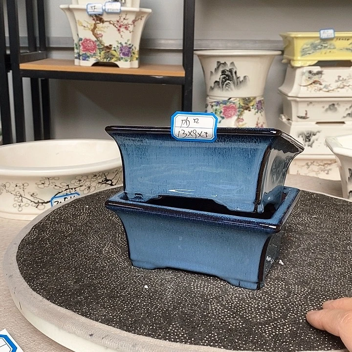 紫砂的花盆很漂亮