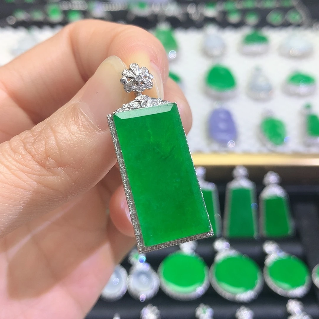 颈饰18K金镶嵌翡翠吊坠