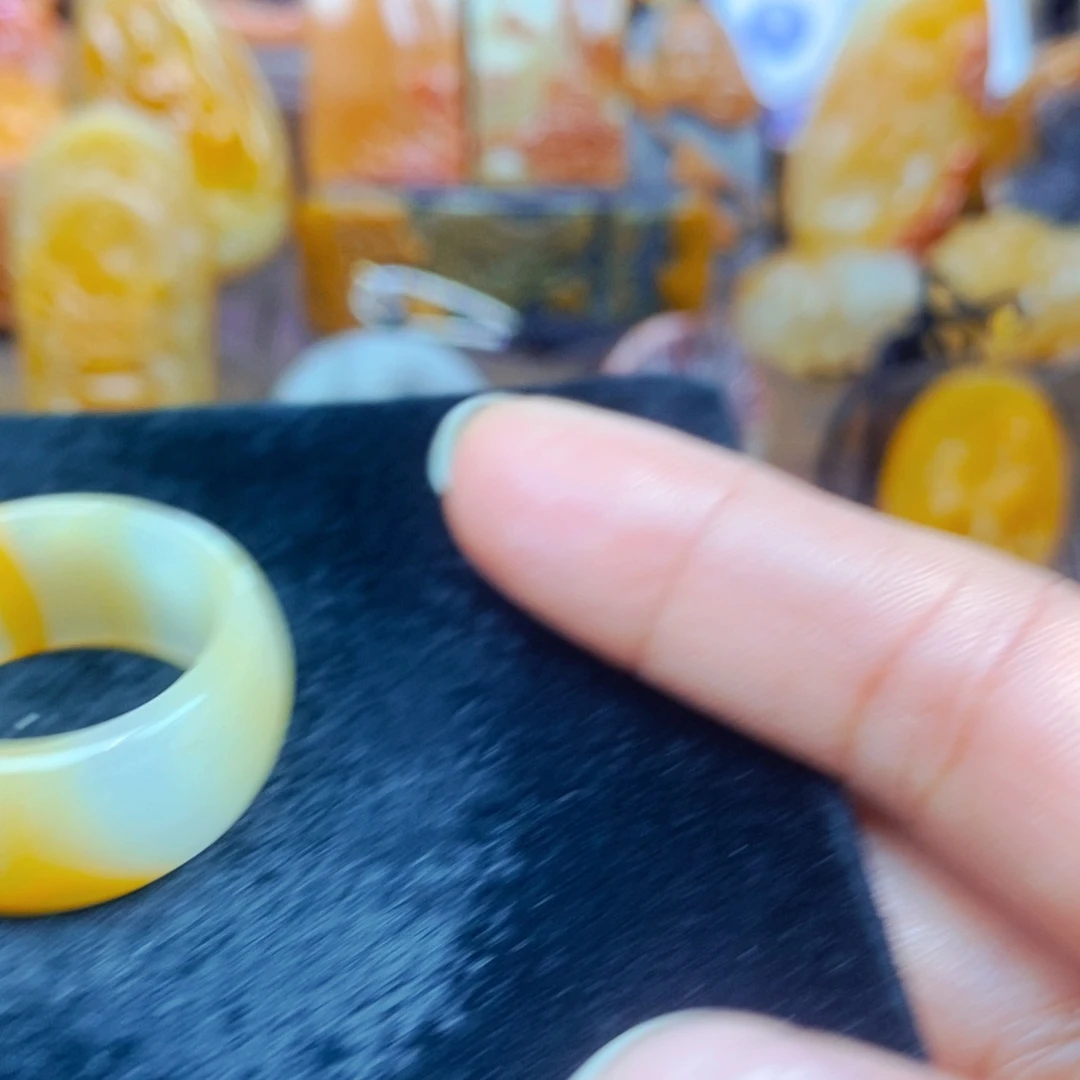 未镶嵌石英质玉（黄龙玉）颈饰